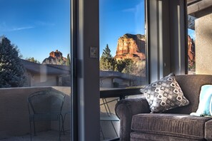 Smart TV, fireplace, books, stereo