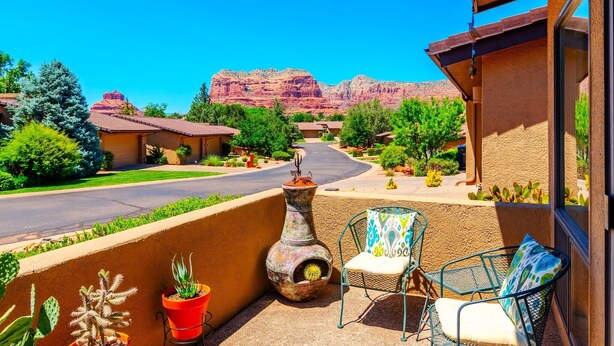 A balcony with a cactus, a chair, and a vase. - UPSCALE Sedona VIEWS-heated POOL-golf-hot tub-Pball-tennis-fireplace-PRIVATE (Sedona)