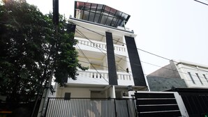 A multi-story building with a balcony on the upper floor. - Kamar Keluarga Kampung Bali III Syariah (Jakarta)
