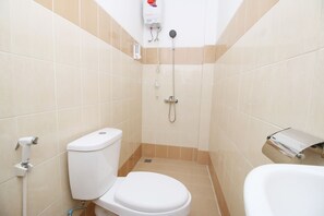 Shower, free toiletries - Kamar Keluarga Kampung Bali III Syariah (Jakarta)