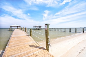 On the beach - Pet-friendly Mississippi Sound Front home, with private pool (Dauphin Island)