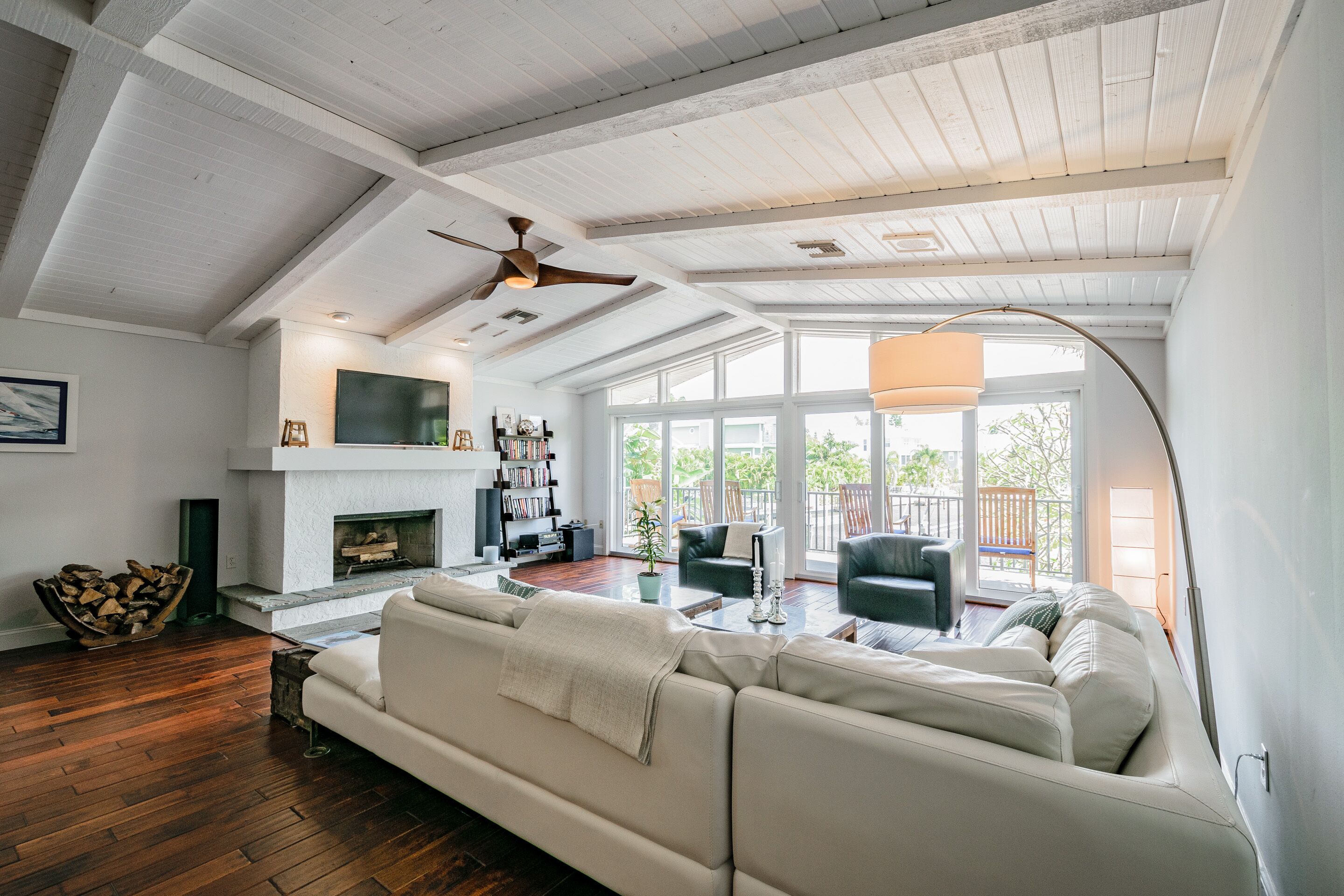 TV connectée, livres, chaîne hi-fi