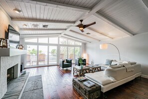 Smart TV, books, stereo