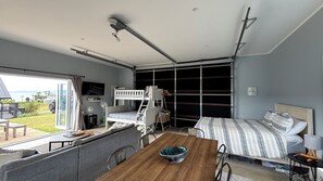 3 bedrooms, free WiFi - Opito Bay Studio and Cabin Getaway (Opito Bay)