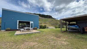 Outdoor dining - Opito Bay Studio and Cabin Getaway (Opito Bay)
