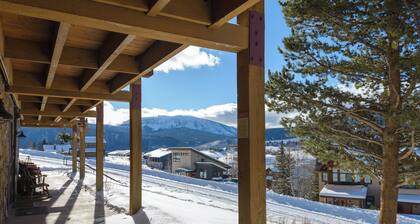 Ski-In/Out, Cozy, Pet Friendly Condo w/ Views and Fireplace