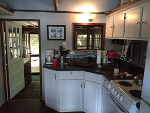 冷蔵庫、電子レンジ、オーブン、コンロ