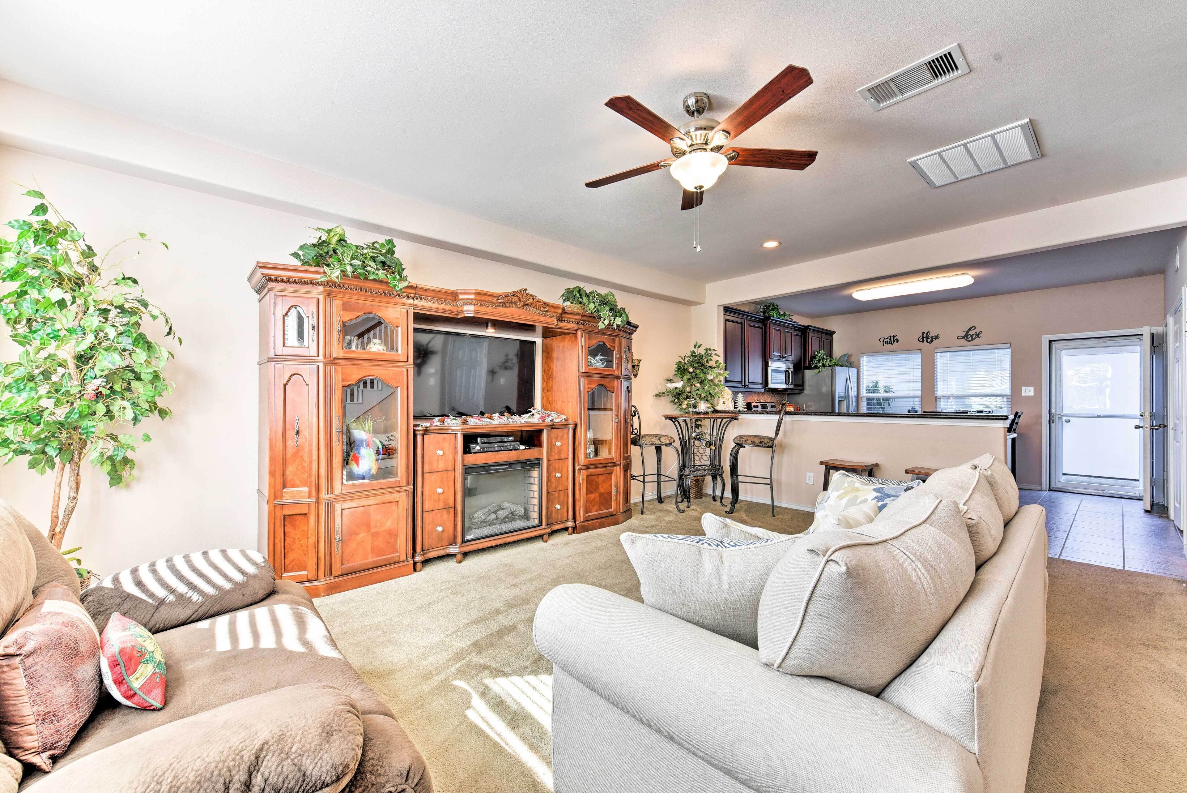 Cozy Townhouse w/ Patio Near Kemah Boardwalk!