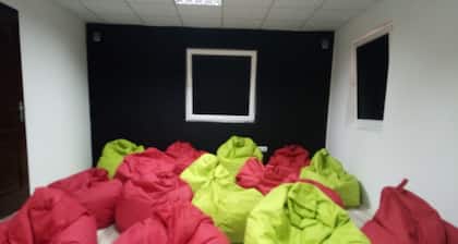 Charmantes, preisgünstiges Apartment mit Luftmatratzen in der Nähe des Aviv-Parks in Belgrad