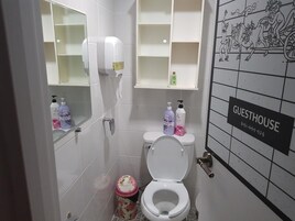 Ducha, artículos de higiene personal gratuitos y secador de pelo