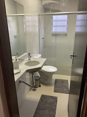 Dusche, Seife, Toilettenpapier