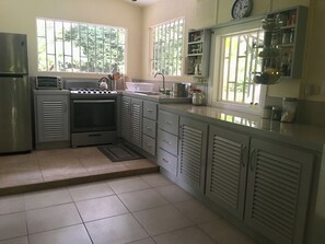 Réfrigérateur, un four, surface de cuisson, cafetière-théière