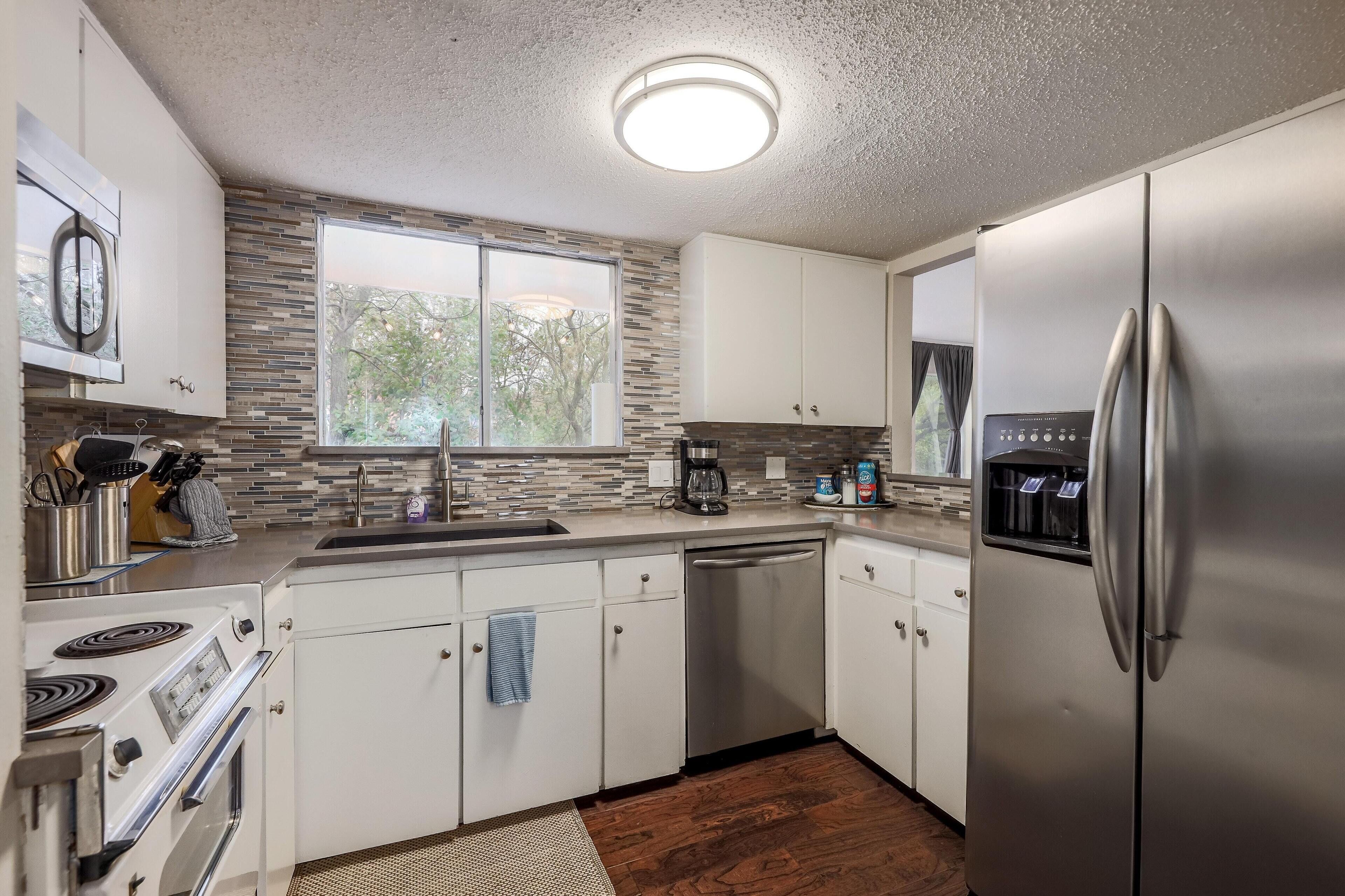 Refrigerador, microondas, horno y parrilla de estufa 