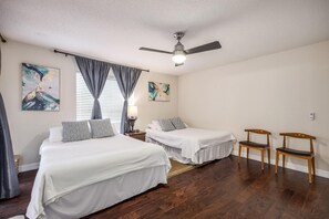 3 室のベッドルーム、デスク、アイロン / アイロン台、旅行用ベビーベッド