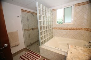Shower, jetted bath, hair dryer, towels - Vacation With all the Comforts of Home. Your best holiday yet! (Playa del Carmen)