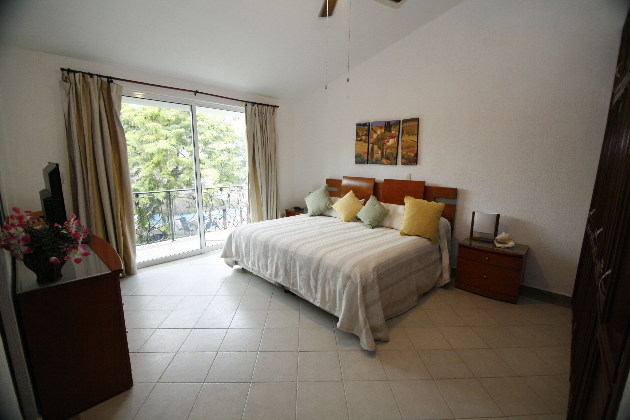 3 間睡房、房內夾萬、書桌、熨斗/熨衫板