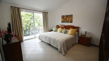 3 quartos, cofres nos quartos, escrivaninha