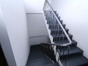 Staircase - Kamar Keluarga Kartini (Jakarta)