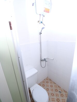 Tweepersoonskamer | Badkamer | Een douche, gratis toiletartikelen