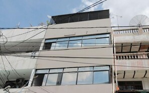 Front of property - Kamar Keluarga Kartini (Jakarta)