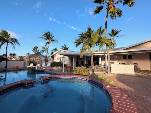 Huge 5BR Villa, Private Pool & Swim-Up Bar. 15 min. Walk to Palm Beach & Casinos
