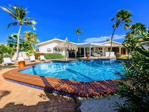Outdoor pool - Huge Villa!
Walk to Beach, Casinos, and Restaurants.
Private Pool & Swim-up Bar. (Bakval)