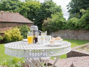 Outdoor dining - 2 bedroom accommodation in Staple, near Wingham (Staple, near Wingham)