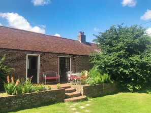 Outdoor dining - 2 bedroom accommodation in Staple, near Wingham (Staple, near Wingham)