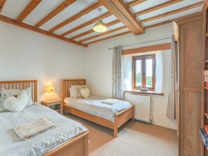 4 bedrooms, free WiFi, bed sheets - 4 bedroom accommodation in Tresmeer, near Launceston (Tresmeer, near Launceston)