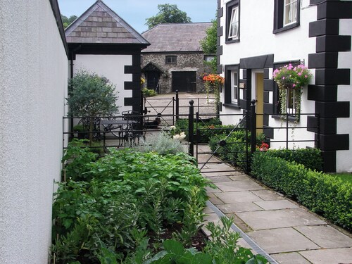 Sherrifs Lodge - HW7730