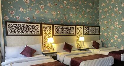 CHAMBRE QUADRUPLE PRIVĂE. VUE SUR LA VILLE