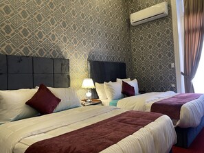1 bedroom, bed sheets - PRIVATE QUADRUPLE ROOM. TOWN VIEW (Cairo)