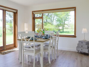 Dining - 3 bedroom accommodation in St Cyrus, near Montrose (St Cyrus, near Montrose)