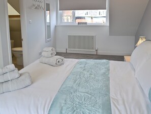 3 室のベッドルーム、WiFi (無料)、ベッドシーツ