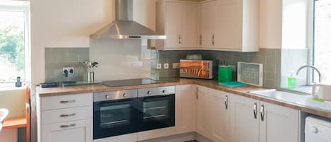 Geschirrspüler, Hochstuhl, Kochgeschirr/Geschirr/Besteck