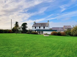 Exterior - 5 bedroom accommodation in Llanfaethlu, Anglesey (Llanfaethlu, Anglesey)