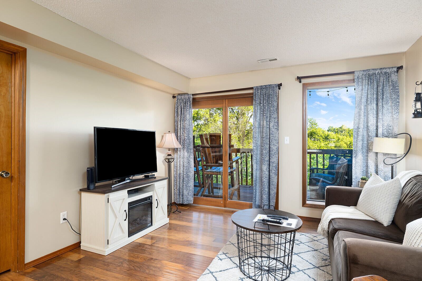 Fernseher, Kamin, DVD-Player, Videothek