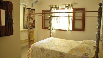 5 bedrooms, iron/ironing board, free WiFi, bed sheets