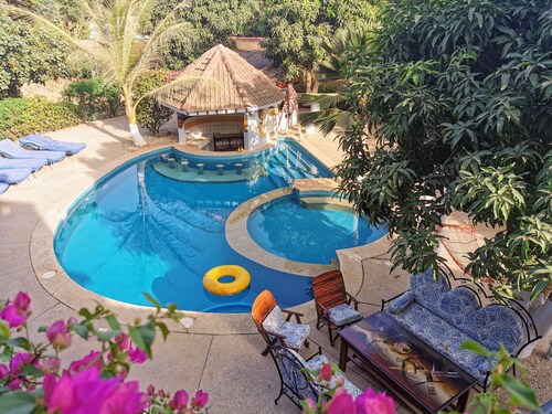 VILLA 5 CHAMBRES  PISCINE ET GRAND JARDIN CLOS