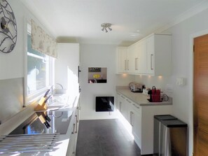 Een vaatwasser, een kinderstoel