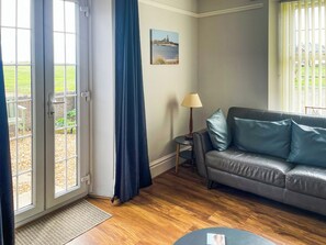 TV - 2 bedroom accommodation in Amble (Amble)