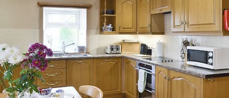 Een vaatwasser, een kinderstoel