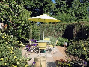 Outdoor dining - Fairlaw Garden Cottage (Reston)