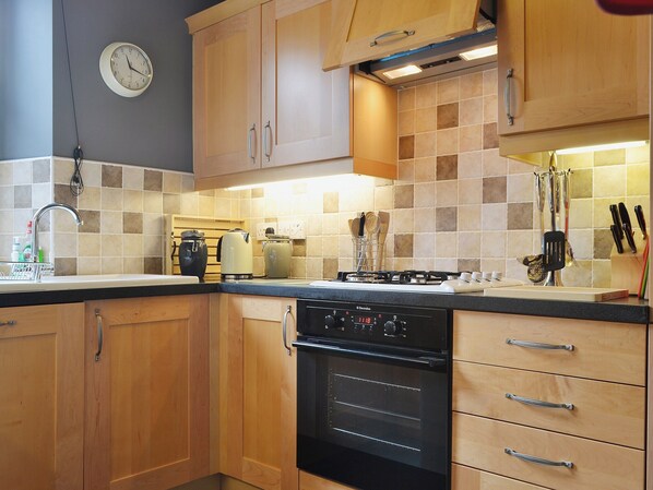Oven, dishwasher, cookware/dishes/utensils, freezer