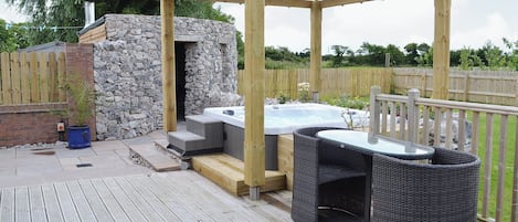 Outdoor spa tub