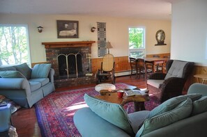 Fernseher, Kamin, Tischfußball, Tischtennisplatte