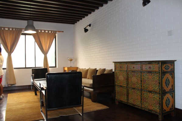 Flat-screen TV - Drongpa suites (Nagarjun)