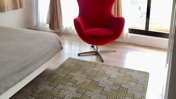 Escritorio, tabla de planchar con plancha, wifi gratis y ropa de cama