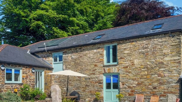 A stone building with a patio, outdoor seating, and a small garden. - 4 bedroom accommodation in Mount, near Bodmin (Mount, near Bodmin)