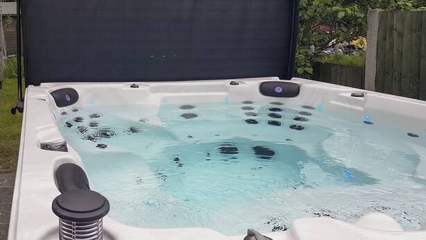 Outdoor spa tub - 8 bedroom accommodation in Horbling, near Sleaford (Horbling, near Sleaford)